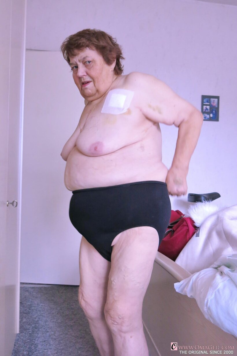 Photo 15 — Strips bare and flashes saggy tits, naughty granny Kurra on display