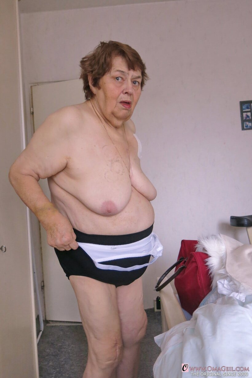 Strips bare and flashes saggy tits, naughty granny Kurra on display (shot 16)