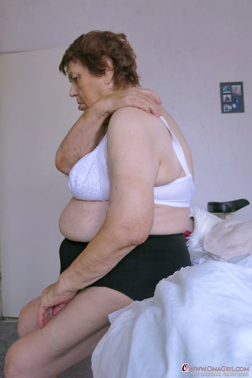 Amateur pic 19 from the set «Strips bare and flashes saggy tits, naughty granny Kurra on display»