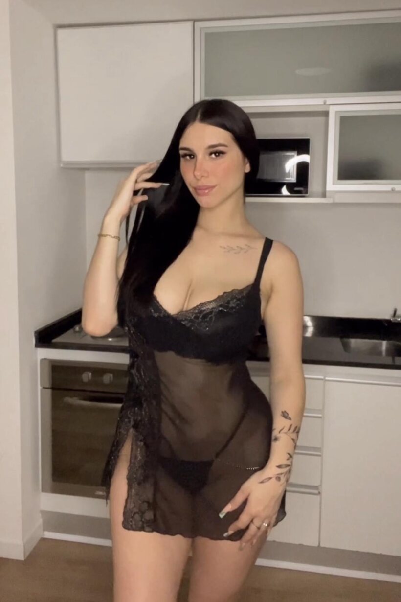 Vanessa Cherry flashes her big ass in lingerie for the camera, photo 15 of 20