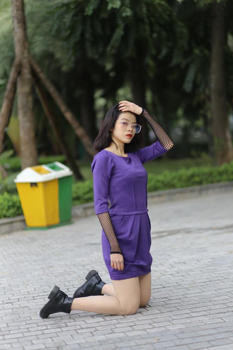 Amateur pic 9 from the set «Brunette girl gets naked in public»