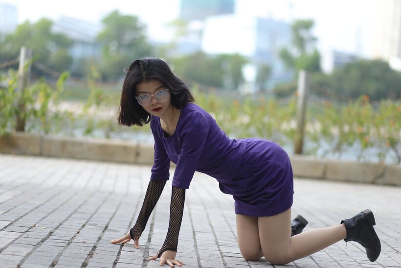 Brunette girl gets naked in public, photo 17 of 21