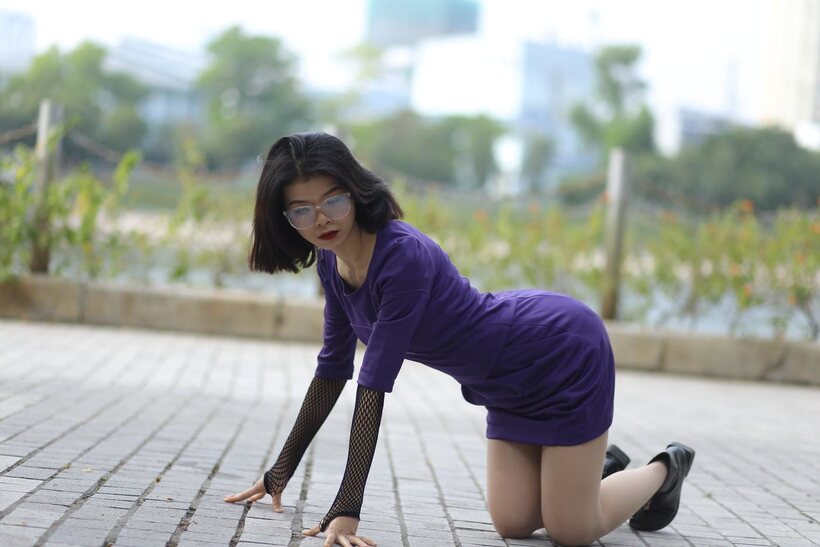 Brunette girl gets naked in public (shot 18)