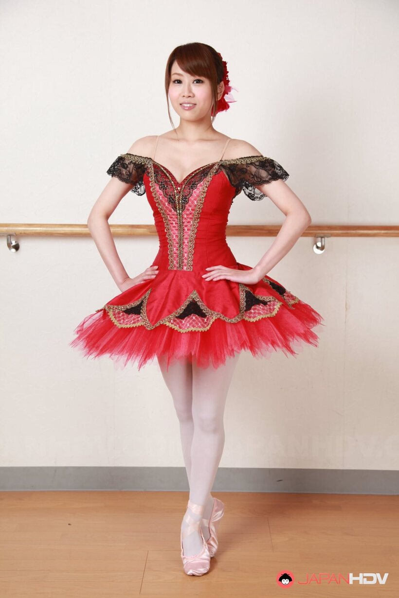 Ririka Suzuki bares her tits during ballet practice, photo 1 of 15