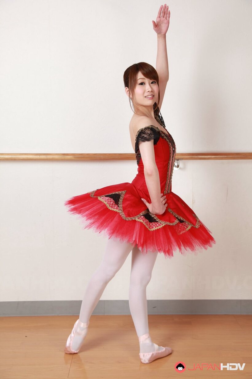 Ririka Suzuki bares her tits during ballet practice, photo 2 of 15