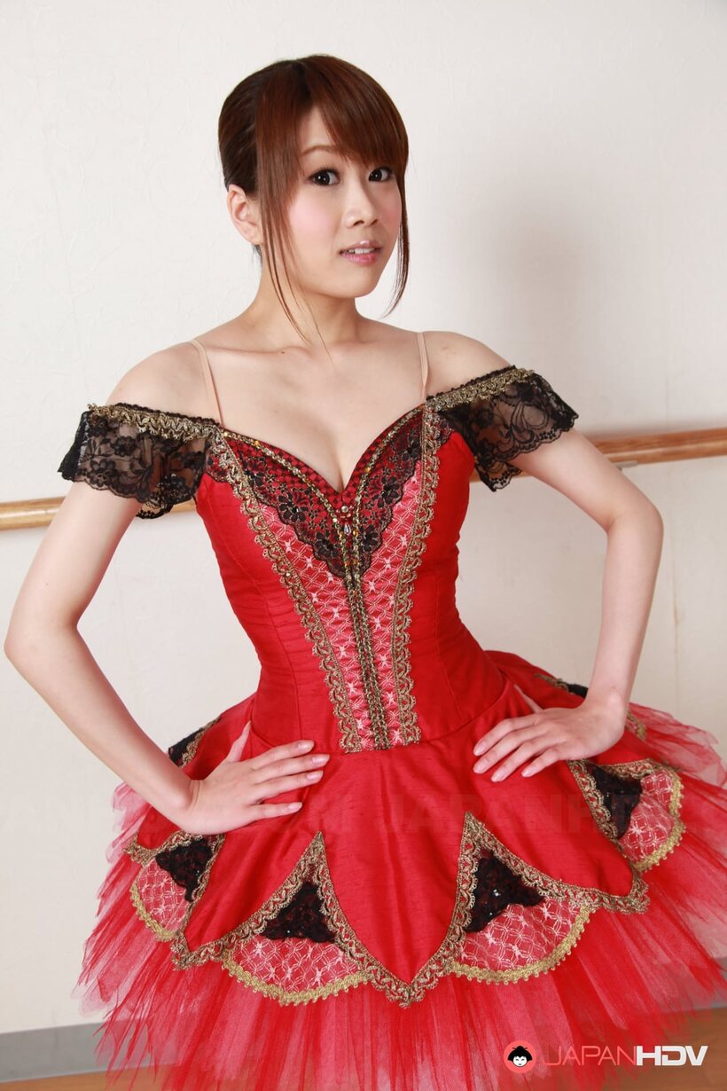 Ririka Suzuki bares her tits during ballet practice (shot 5)