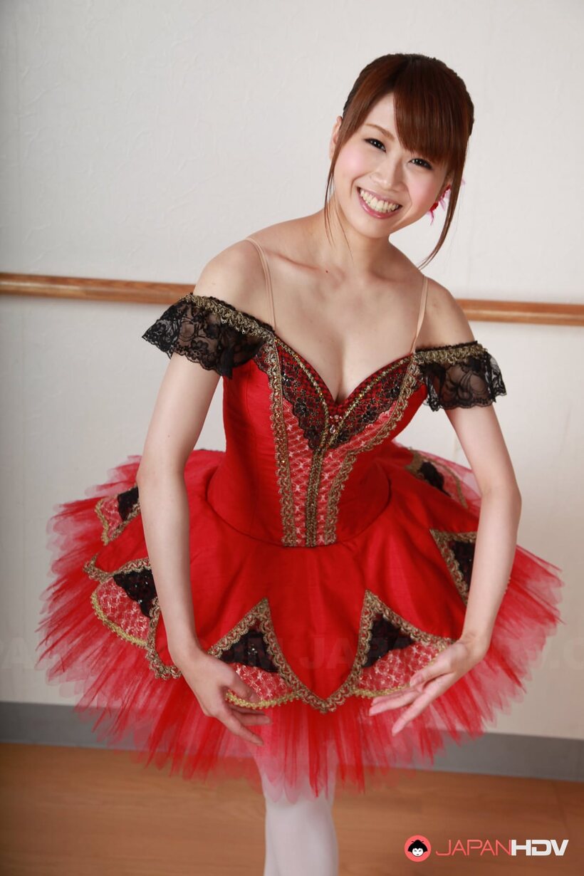 Ririka Suzuki bares her tits during ballet practice (shot 6)