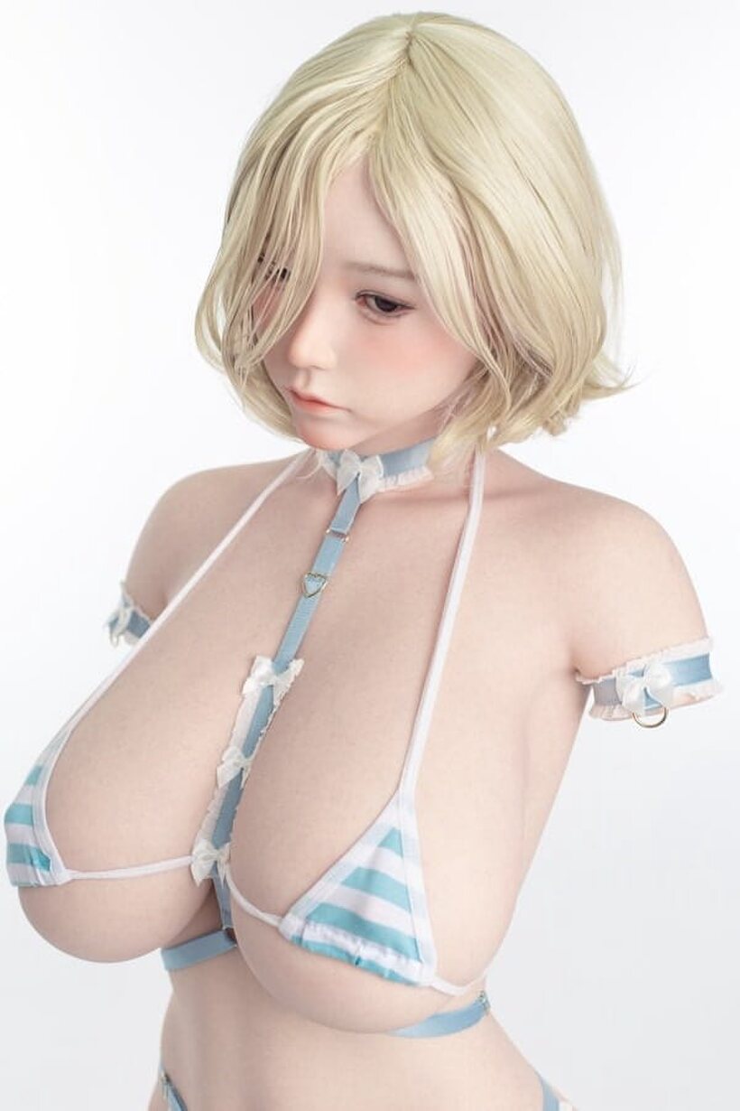 Photo 4 — Amateur girl poses naked in 21 pics