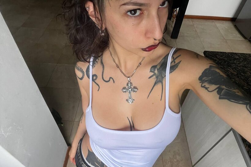 Amateur pic 10 from the set «Miss Yazminn flashes her inked curves in a solo nude show»