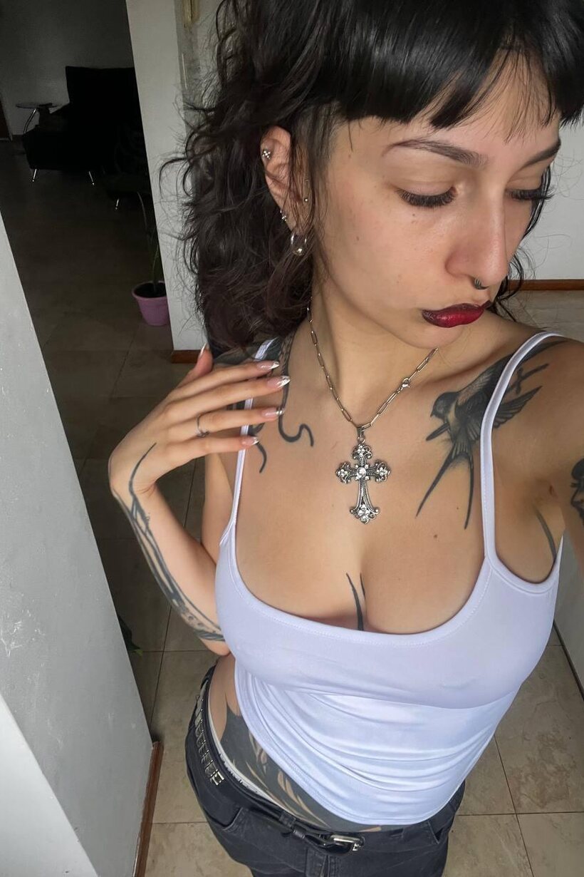 Miss Yazminn flashes her inked curves in a solo nude show, photo 12 of 20