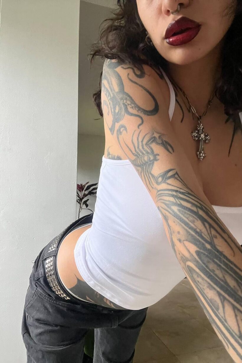 Miss Yazminn flashes her inked curves in a solo nude show, photo 13 of 20