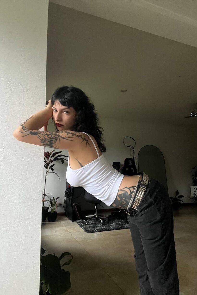 Amateur nude photo 16 — Miss Yazminn flashes her inked curves in a solo nude show
