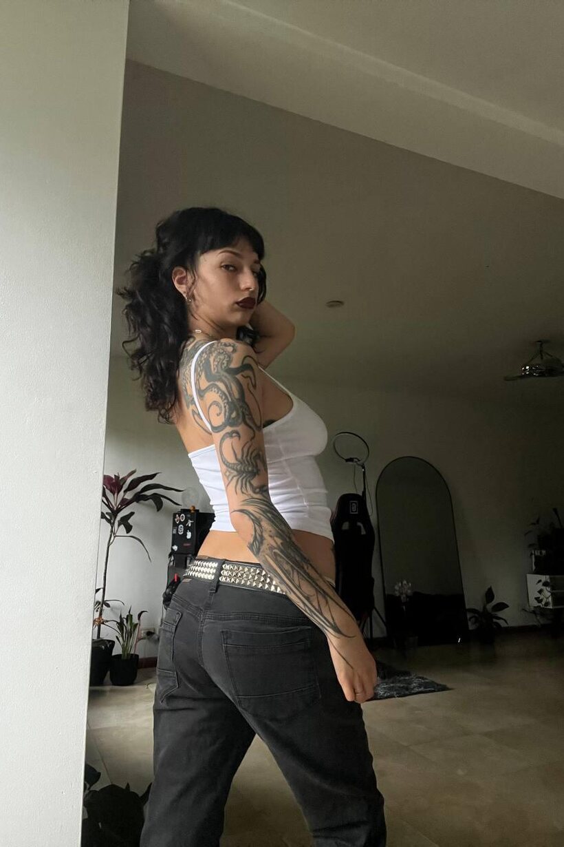 Amateur pic 19 from the set «Miss Yazminn flashes her inked curves in a solo nude show»
