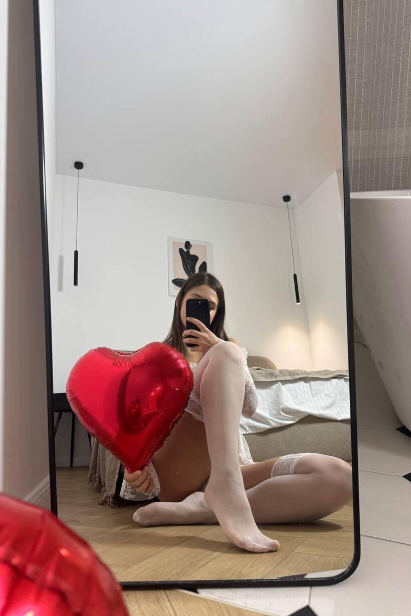 Photo 6 — MILF poses with her feet on display in stockings