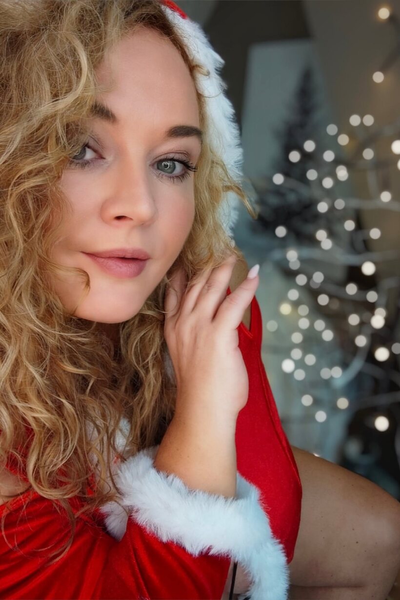 Curly-haired bbw shows off her big breasts in non-nude shots, photo 8 of 10