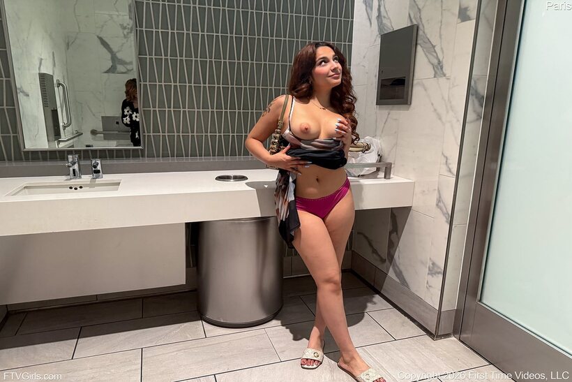 Image 10/15: Glamour model exposes her big tits and asshole while flashing in public