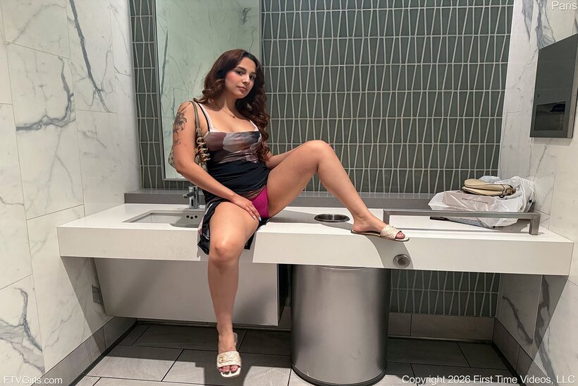 Glamour model exposes her big tits and asshole while flashing in public, photo 11 of 15