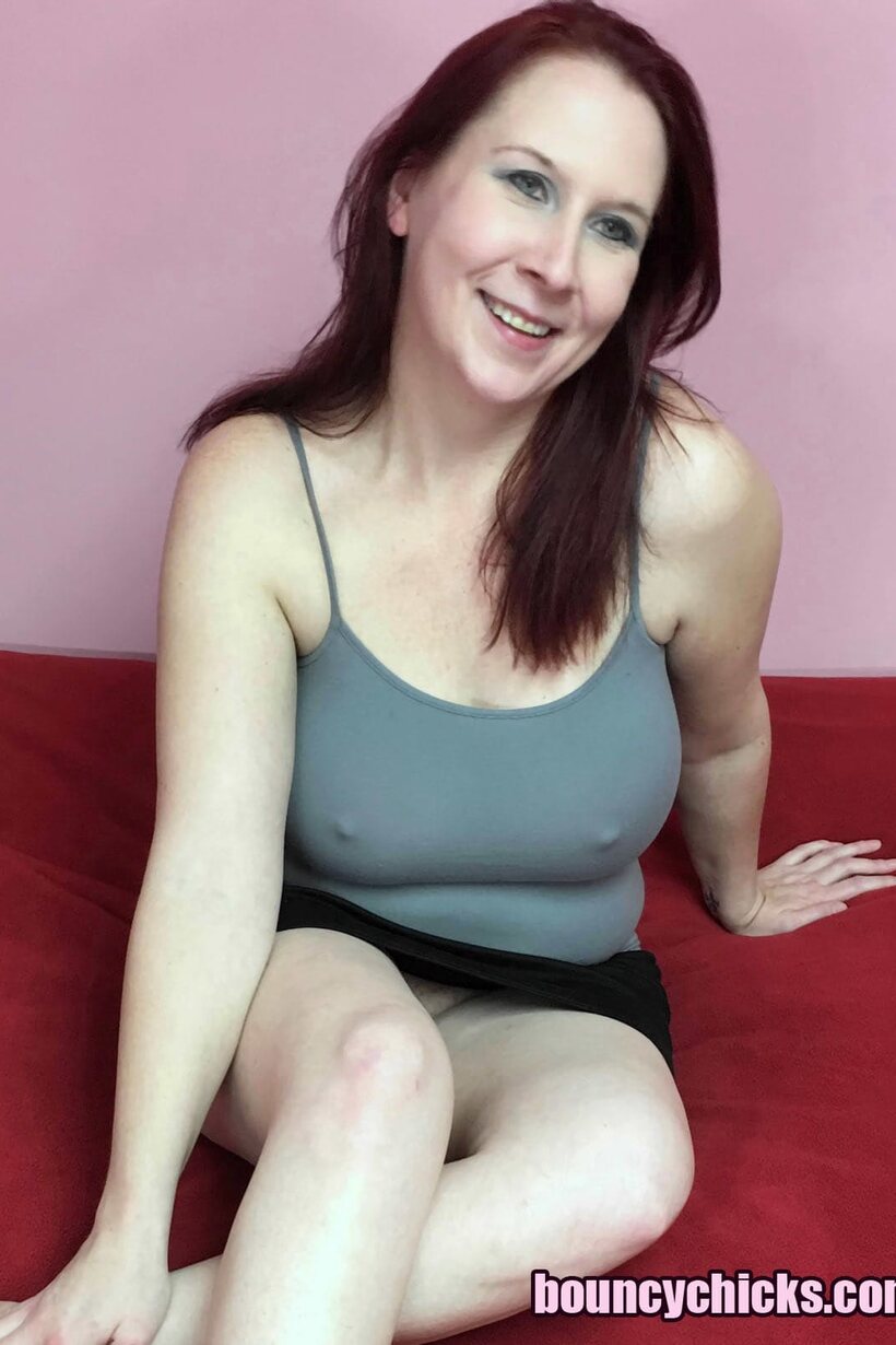 Lia Shayde rubs her pussy with a pair of sex toys, photo 1 of 16