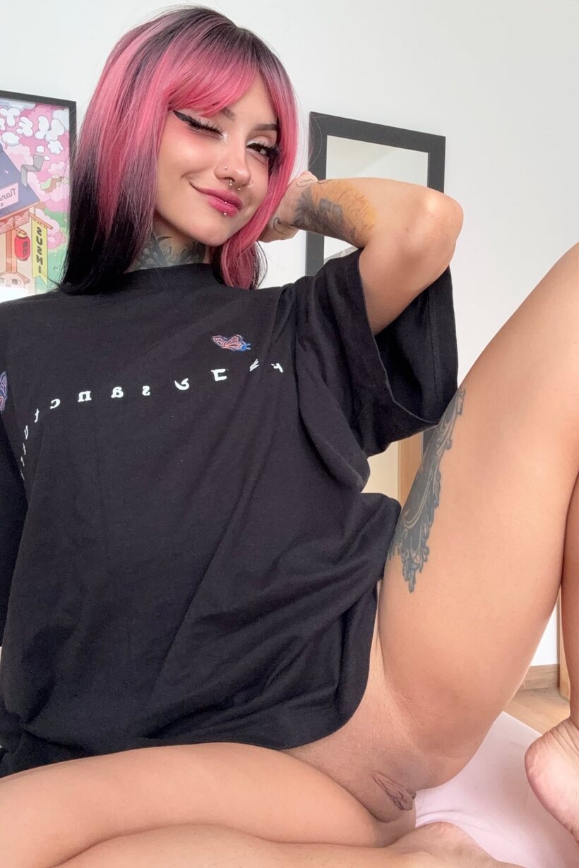 Image 6/12: Glamour model exposes her natural tits