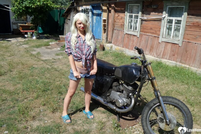 Blonde American poses on a motorbike, then strips to flash her booty, photo 4 of 21