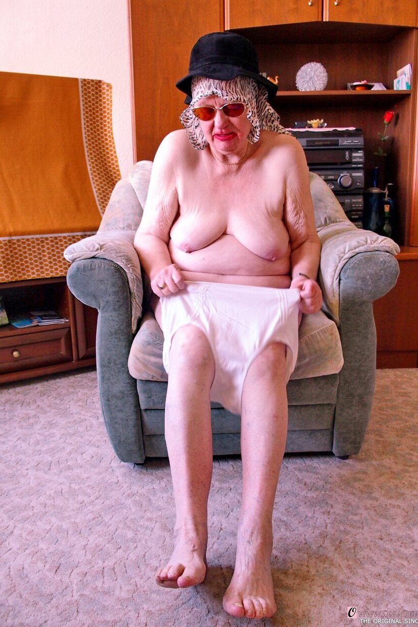 Photo 13 — Nude blonde granny Grieselda puts her saggy tits on display