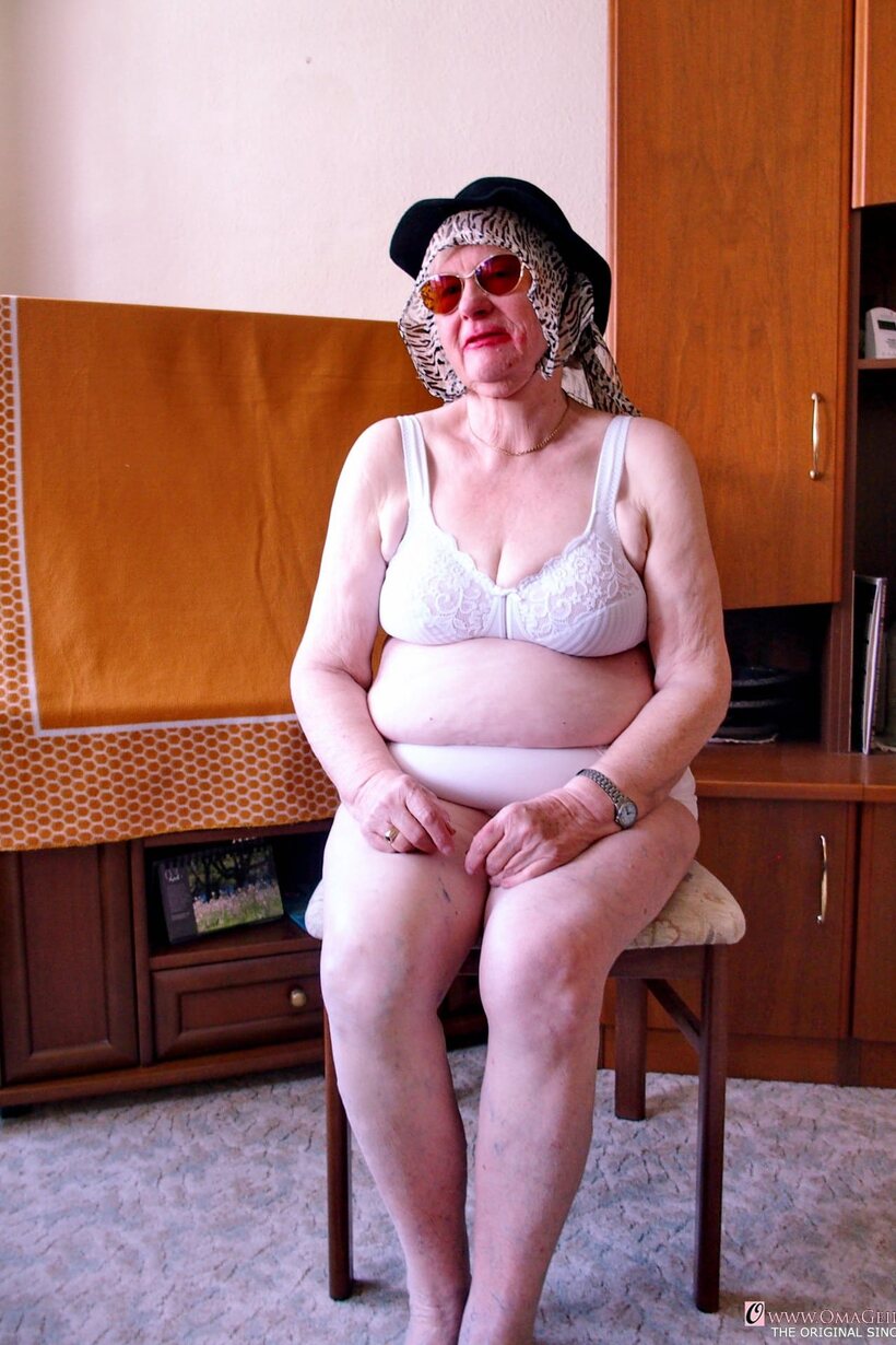Photo 18 — Nude blonde granny Grieselda puts her saggy tits on display