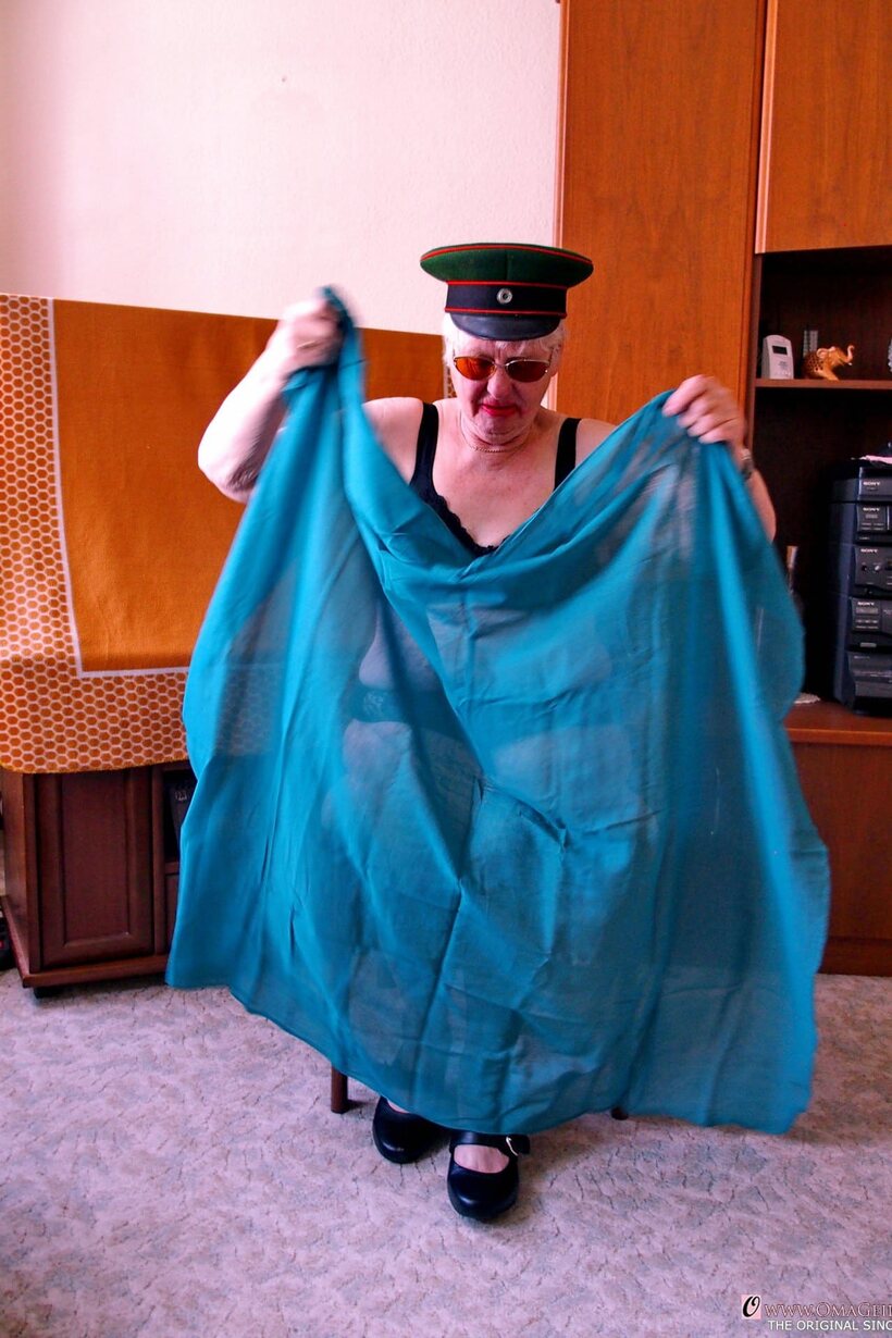 Amateur pic 20 from the set «Nude blonde granny Grieselda puts her saggy tits on display»