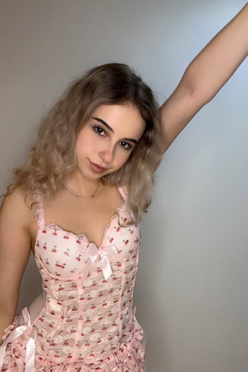 Amateur pic 11 from the set «Xterribly Cutex sticks out her tongue in sexy lingerie»