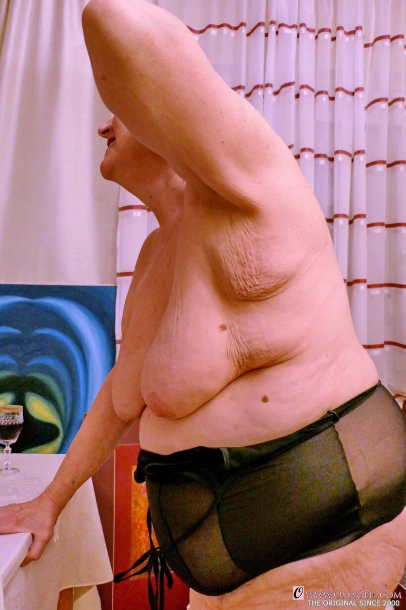 BBW girl flaunts her big tits, photo 5 of 20