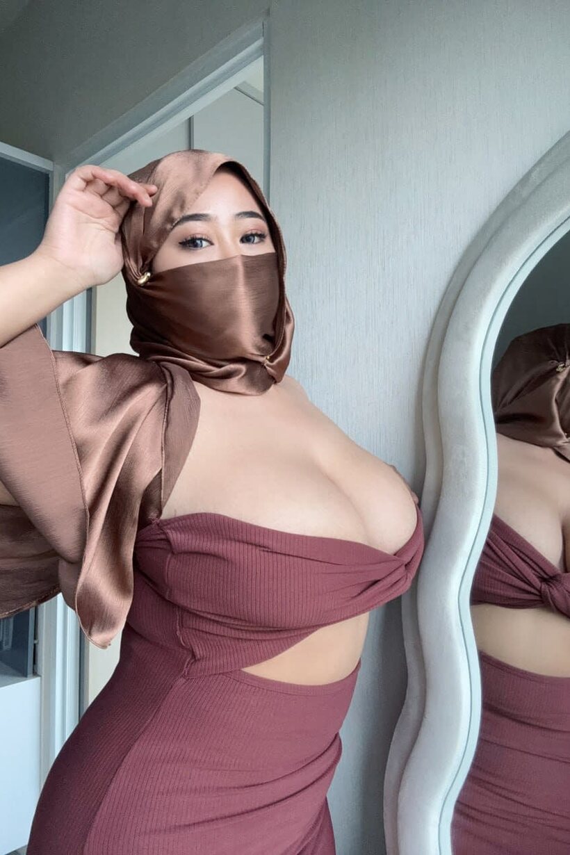 Chubby girl flaunts her big tits, photo 10 of 20