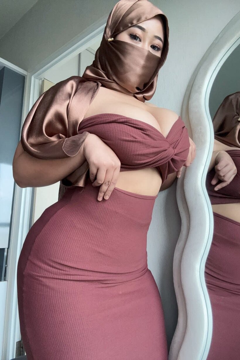 Chubby girl flaunts her big tits (shot 14)