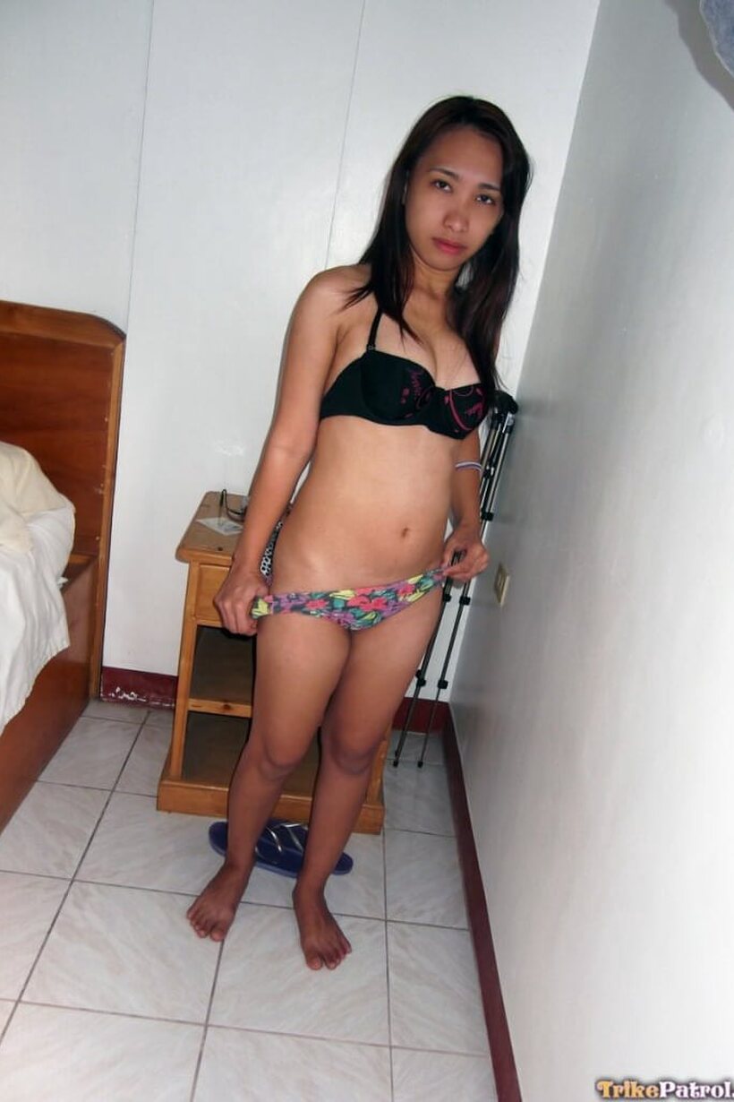Amateur girl exposes her tiny tits and nipples while undressing, photo 5 of 20