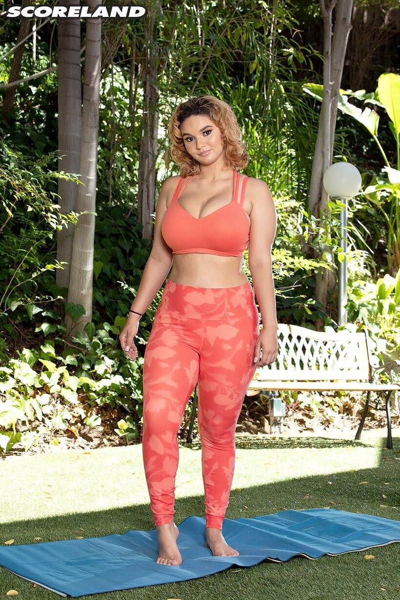 Crystal Chase pic 1 from the set «Chubby Crystal Chase up close: big tits in yoga pants»