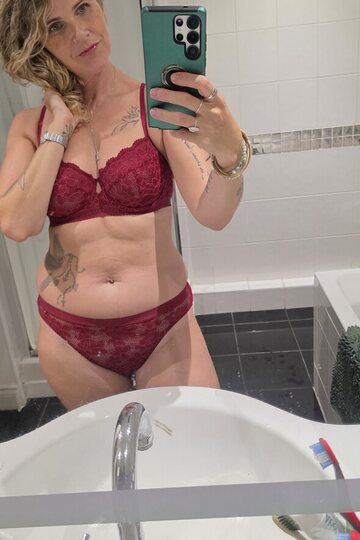 Mature bbw poses for selfies in lingerie and panties
