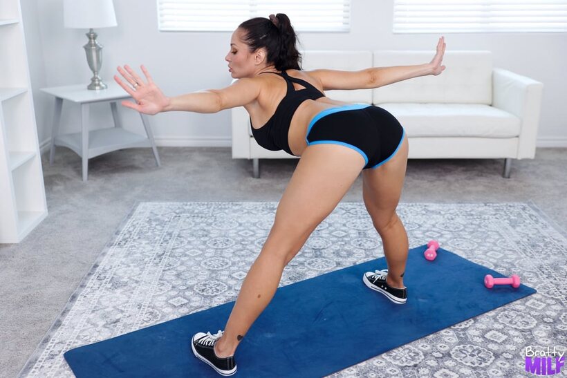 POV sex follows stretching for athletic MILF Crystal Rush, photo 3 of 16