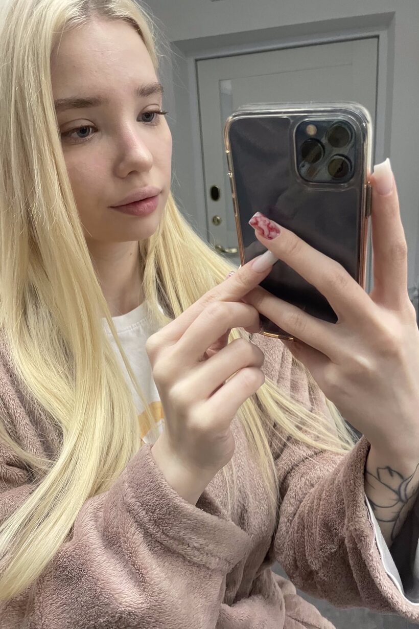 Blonde girl taking selfies in glasses, photo 5 of 20