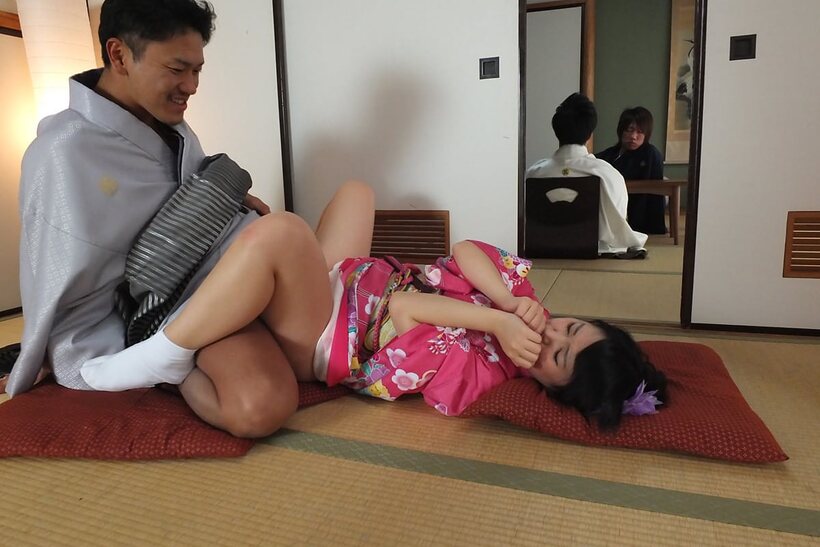 Photo 8 — Cute Tsuna Kimura flaunts her pussy in a gangbang