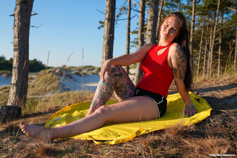 Photo 4 — Tattooed amateur shares a woods picnic with her man friend