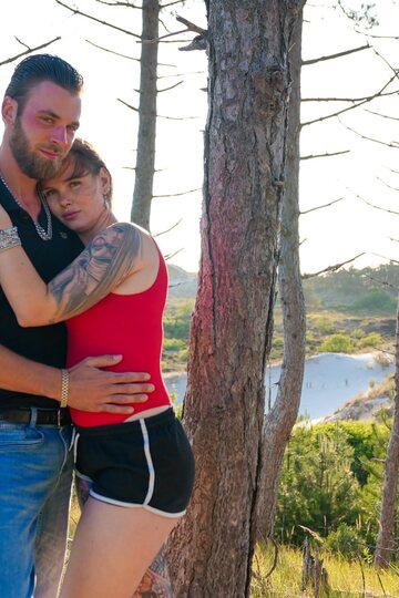 Tattooed amateur shares a woods picnic with her man friend