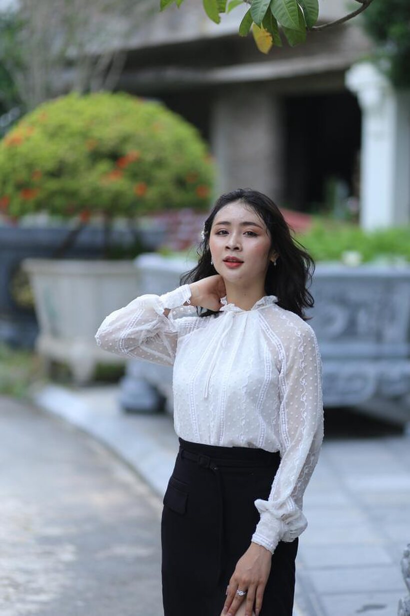 Asian pic 15 from the set «Cute girl flashes in public and shows her legs and body outdoors»