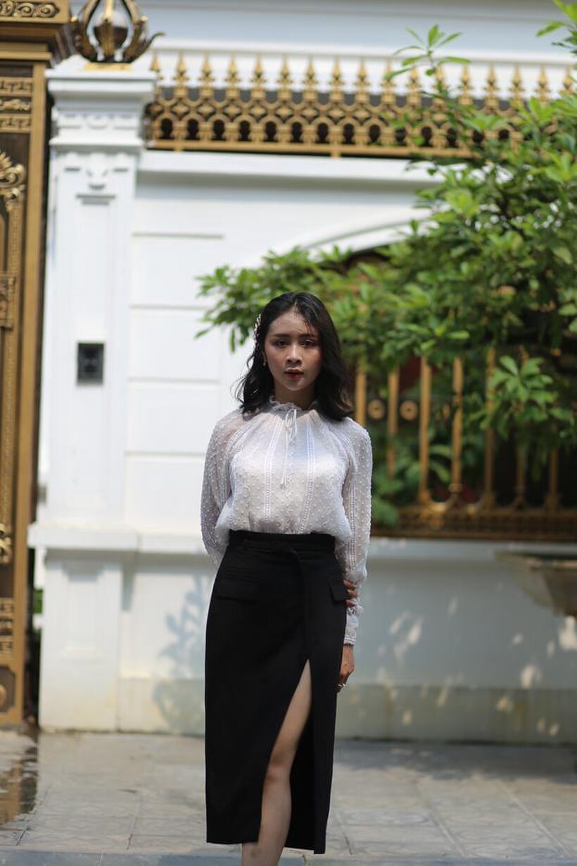 Asian pic 20 from the set «Cute girl flashes in public and shows her legs and body outdoors»