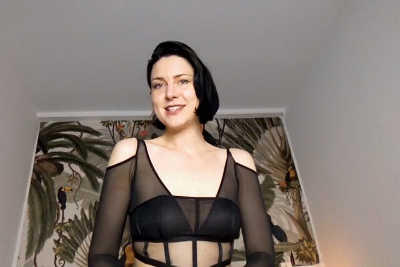 Amateur girl masturbating (shot 3)