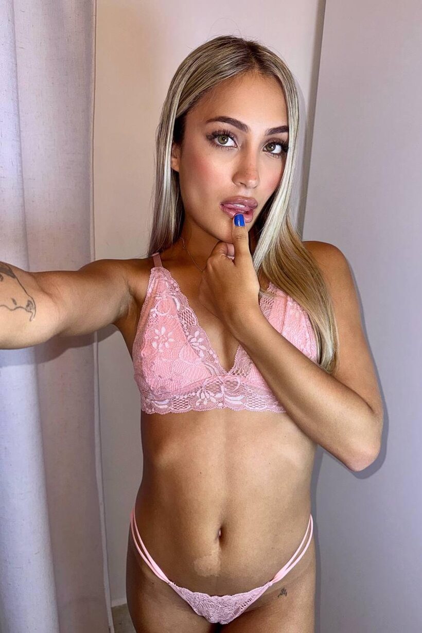 Nude OnlyFans shots of a cute blonde teen model femme (shot 20)
