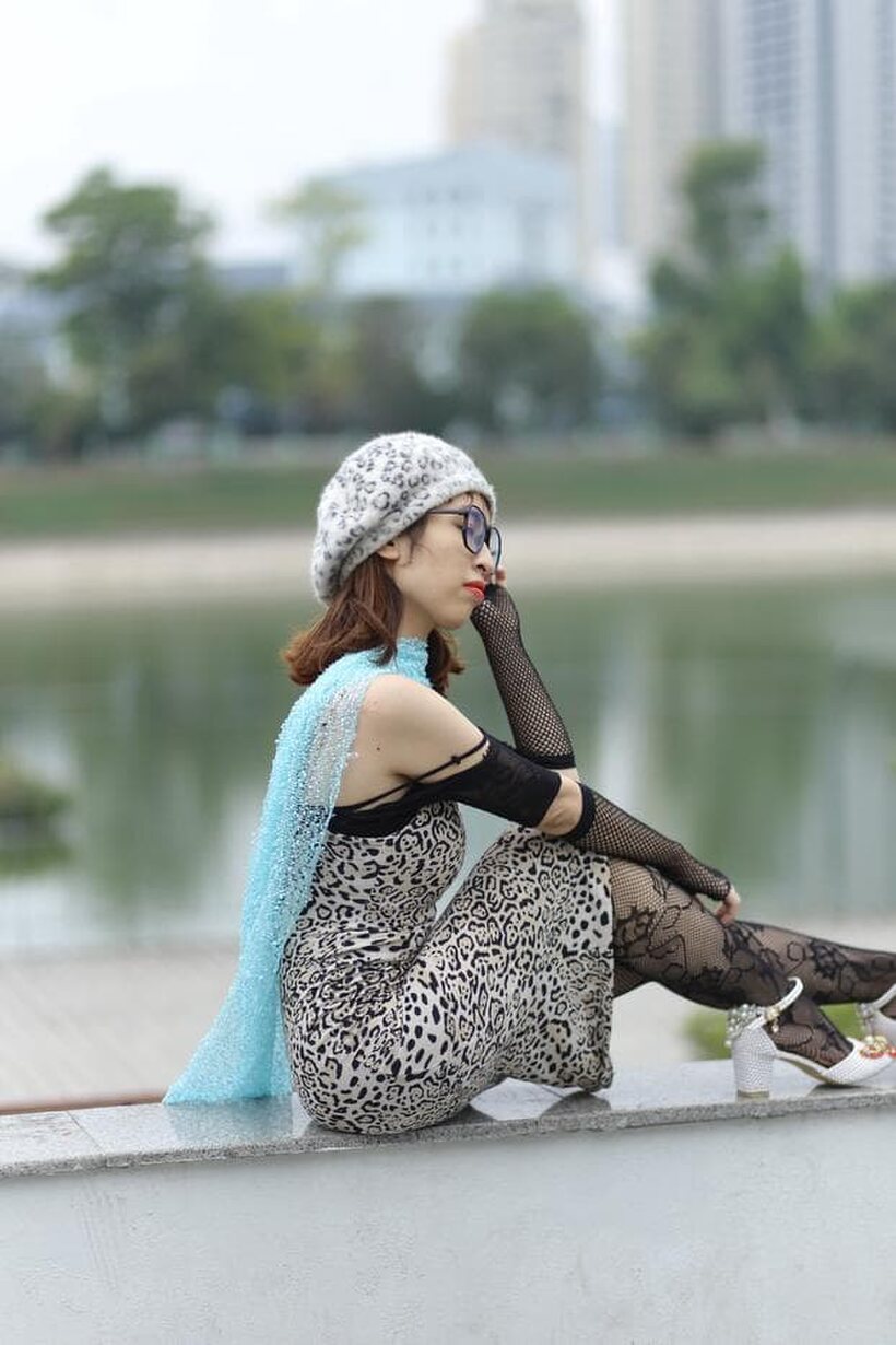 Asian girl gets naked outdoors (shot 3)