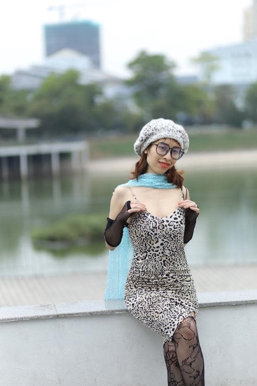 Asian girl gets naked outdoors, photo 11 of 21