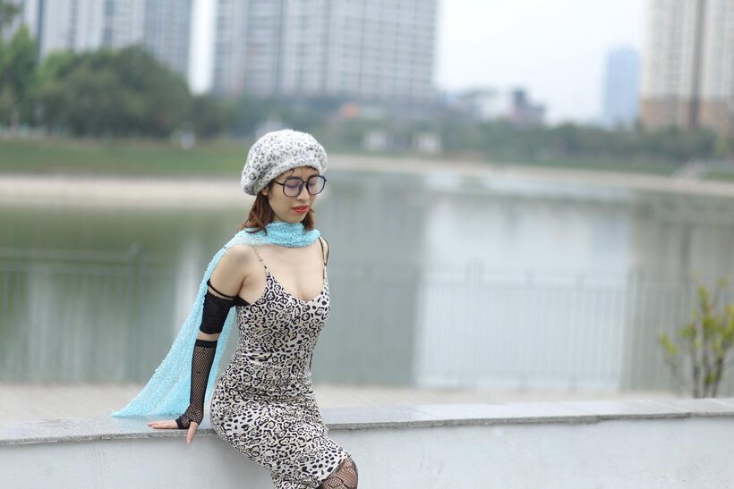 Asian girl gets naked outdoors (shot 15)