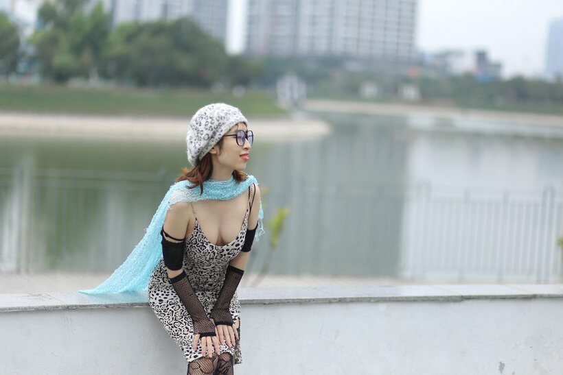 Asian girl gets naked outdoors (shot 17)