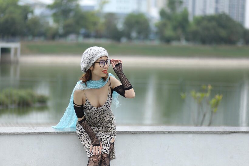 Asian girl gets naked outdoors, photo 19 of 21