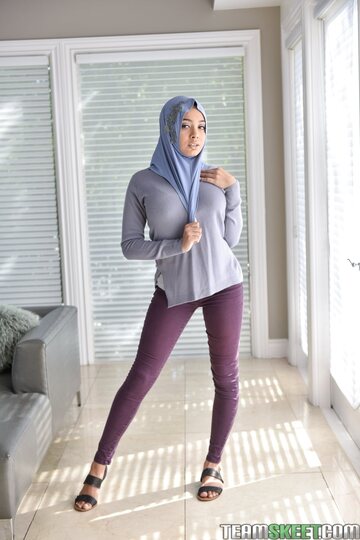 Arab Aaliyah Hadid exposes her gaping asshole and feet while spreading
