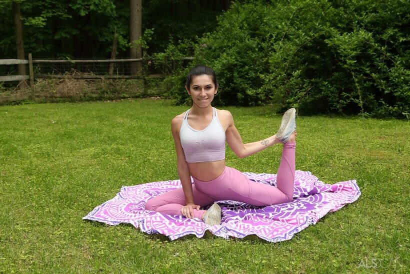 Brunette Gianna Gem exposes her pussy while spreading, photo 2 of 16